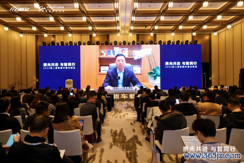 （华为智能汽车照拂决策BU CEO靳玉志致辞）